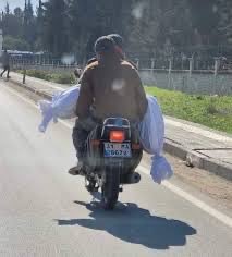 Alın bu gözleri benden
Alın bu yüreği artık
Utanıyorum yaşamaktan!