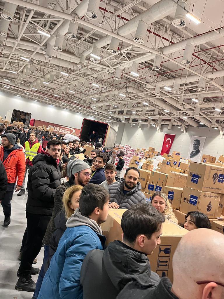 Geleceğimiz gençler vatanlarına sahip çıkıyorlar. Gece gündüz demeden yardıma koşuyorlar. Bugün Yenikapı Yardımlaşma Merkezi’nde gördüğüm gözler bize geleceğin aydınlık olduğunu gösteriyor. Helal olsun sizlere…