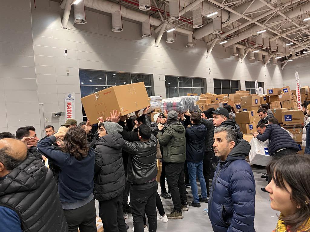 ILBERORTAYLIGSU's tweet photo. Geleceğimiz gençler vatanlarına sahip çıkıyorlar. Gece gündüz demeden yardıma koşuyorlar. Bugün Yenikapı Yardımlaşma Merkezi’nde gördüğüm gözler bize geleceğin aydınlık olduğunu gösteriyor. Helal olsun sizlere… https://t.co/7NYmwwLet7
