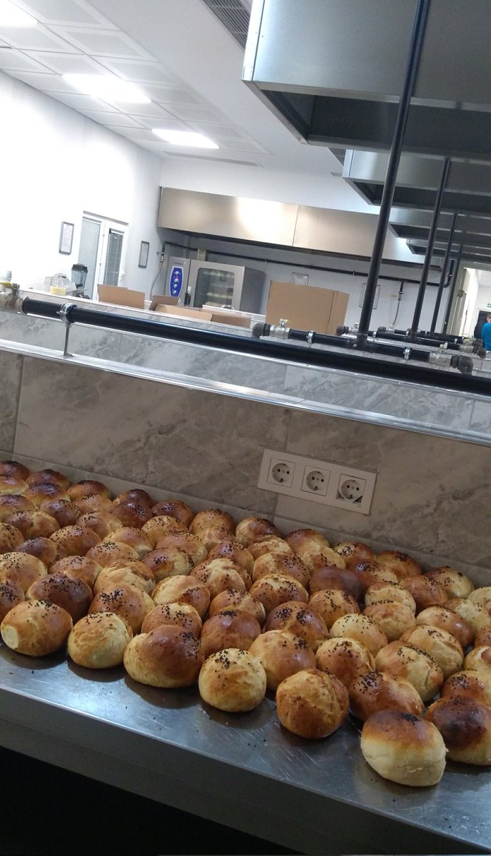 Canım üniversitem ♥️ Depremzedeler için hem pişirdik hem paketledik. Yardımlarımızın sabah ilk uçakla bölgeye ulaşacak olduğunu bilmek bu gece biraz olsun yükümü alacak. Yetmez ama başlangıç 💫 bizim mesai mutfakta başladı