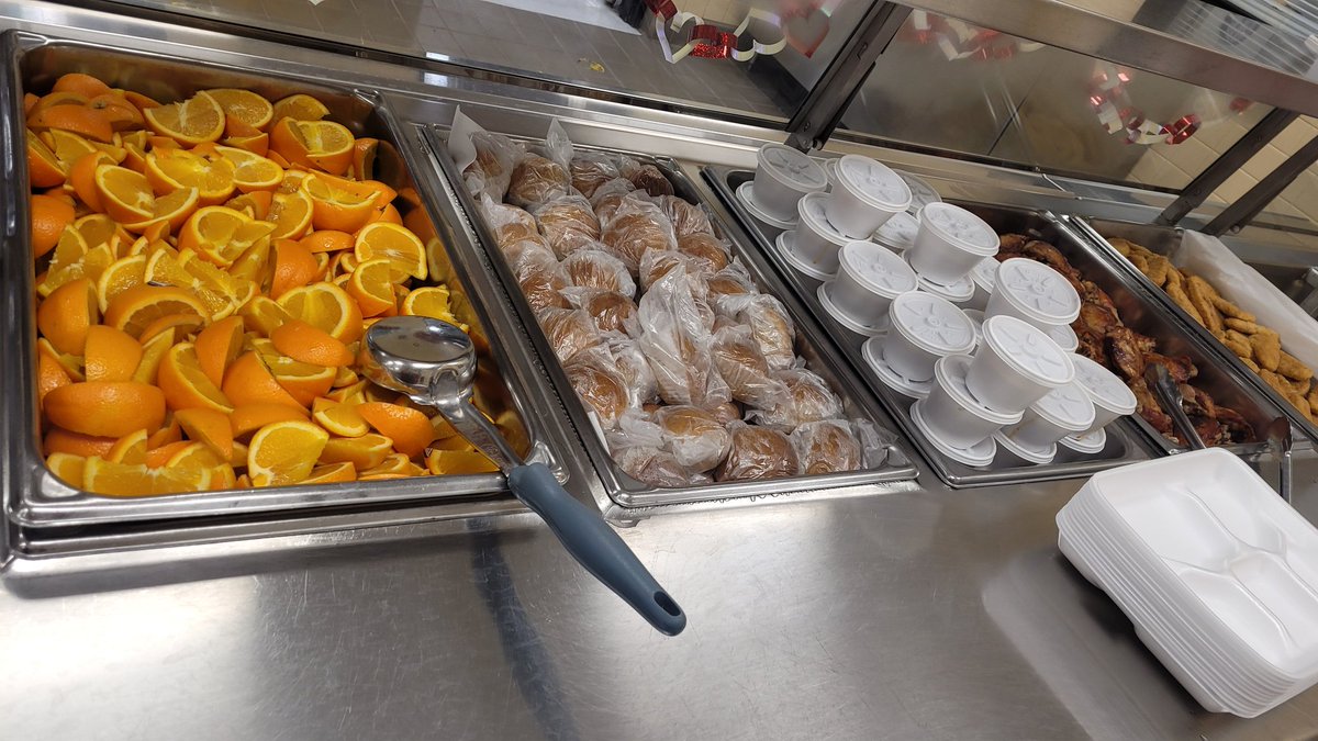 Aracely53096533's tweet photo. #CougarsCafeteria #LunchforToday
#BBQChicken
#FreshRoll
#CharroBeans
#CucumbersCubes
#TripleDeckerSandwich
#ChickenTenders
#FreshFruit or #FruitCup
#MilkofyourChoice
We always wait for you whit a smile. https://t.co/1Vd9PX6g3R