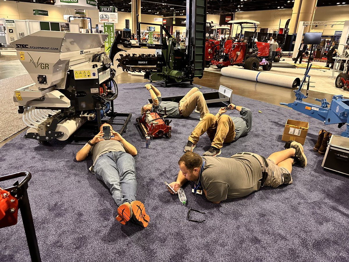 STECEquip's tweet photo. When the show is over and waiting for trucks and show box’s to show up 😎@gkbtom @cliffwstewart @BCSTEC9 @life_turf @Tomtipturf https://t.co/BlMm04IAgX