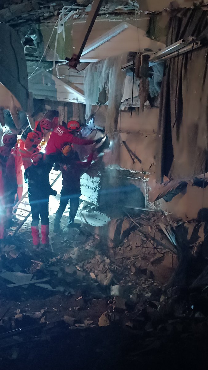 38 yaşındaki İngilizce öğretmeni Coşkun Arslan  enkaz altından sağ olarak çıkarılıyor #Kahramanmaras