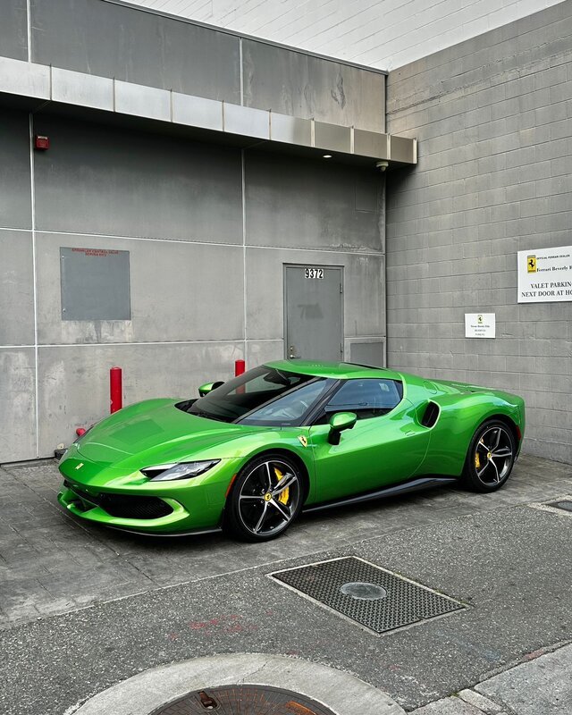 HouseFanBoy's tweet photo. @Europe1 @ProustGaspard Le détail qui tue, Sandrine Rousseau se fait livrer une Ferrari assortie à son sac vert, à moins que ce soit Marine Tondelier ? Gaspard, pouvez-nous éclairer ? Est-ce la voiture de votre chérie ou de votre groupie ? https://t.co/naAC9jhQnz