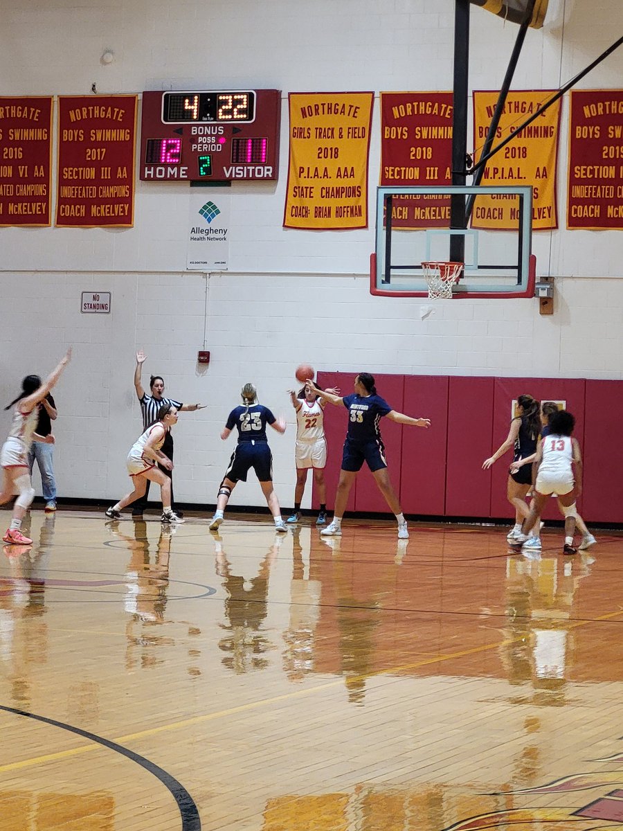 The @NorthgateProud girls' basketball team is in a tight match-up here for Senior Night! @Jeff_Evancho @RJLongNGSD @catoncurriculum #StudentsFirstAndForemost