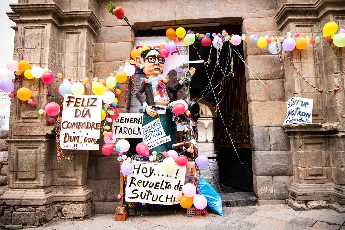 cusconoticias's tweet photo. En Cusco es tradición el "Día de Compadres", que se celebra entre risas y jolgorio, colgando muñecos de trapo y papel, en esta ocasión los alumnos de la Universidad Nacional de Arte Diego Quispe Tito presentaron al premier Alberto Otárola, a quien se ve con una pistola Ja, ja, ja https://t.co/9zlj1k2Nua