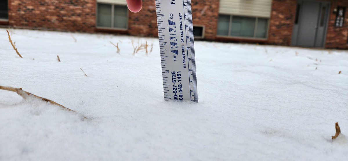 Counter_Search's tweet image. The snowfall has just subsided here in SW Amarillo. About 0.9 inches of snow at my apartment off of 45th.