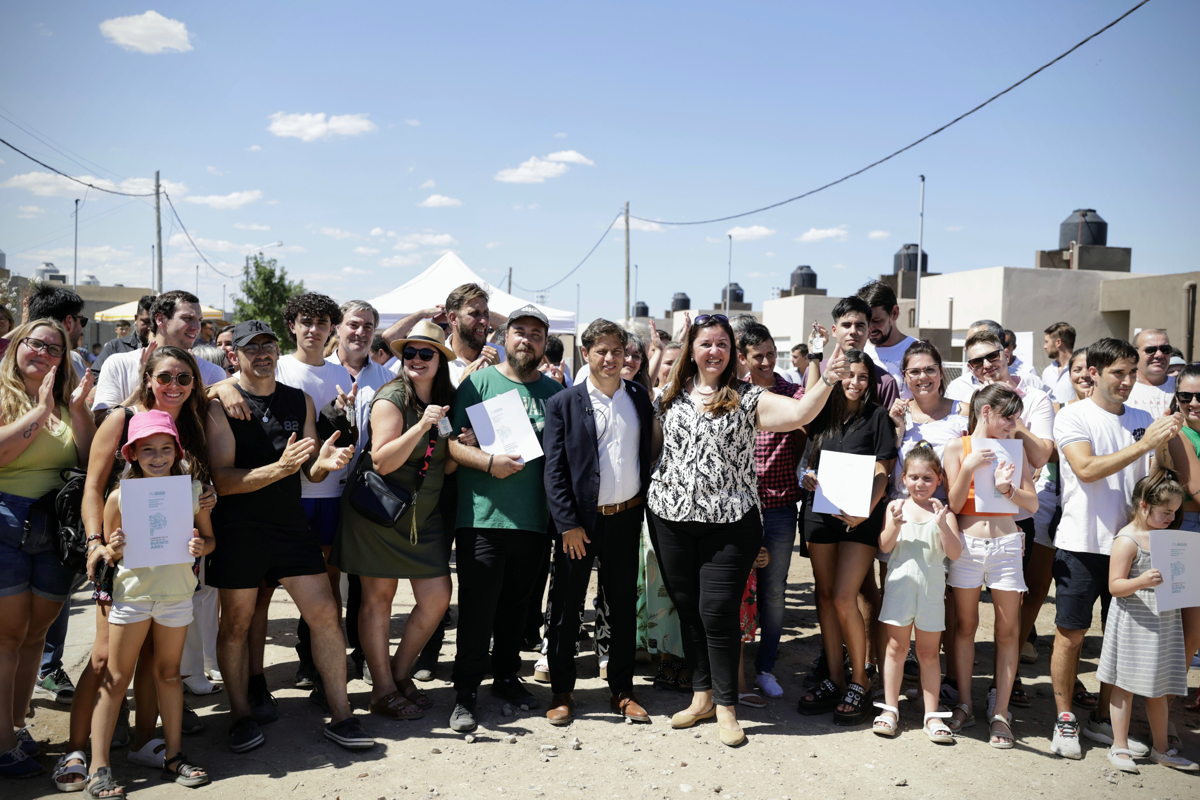 Kicillof entreg&oacute; 25 viviendas y 425 escrituras gratuitas