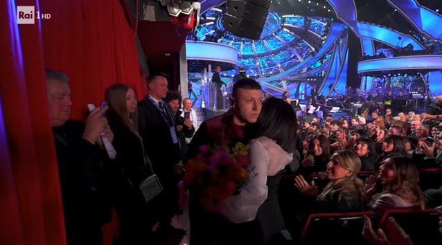 “È arrivato il brief per la festa della mamma”.

#TPSanremo #Sanremo2023 <a href="/thelazzinho/">LAZZA</a>