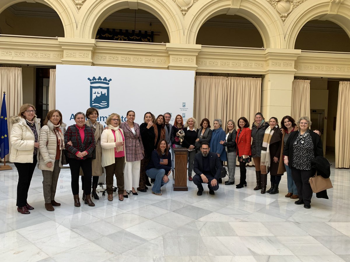 gitanos_org_MAL's tweet image. El @malaga concede el II Premio por la Defensa de los Valores Feministas al CEIP Los Morales.Visibilizando asi el papel de las personas y entidades que trabajan por la igualdad de género.  @gitanos_org_MAL Miembros del consejo sectorial de la mujer #ProgramaCali estuvimos alli