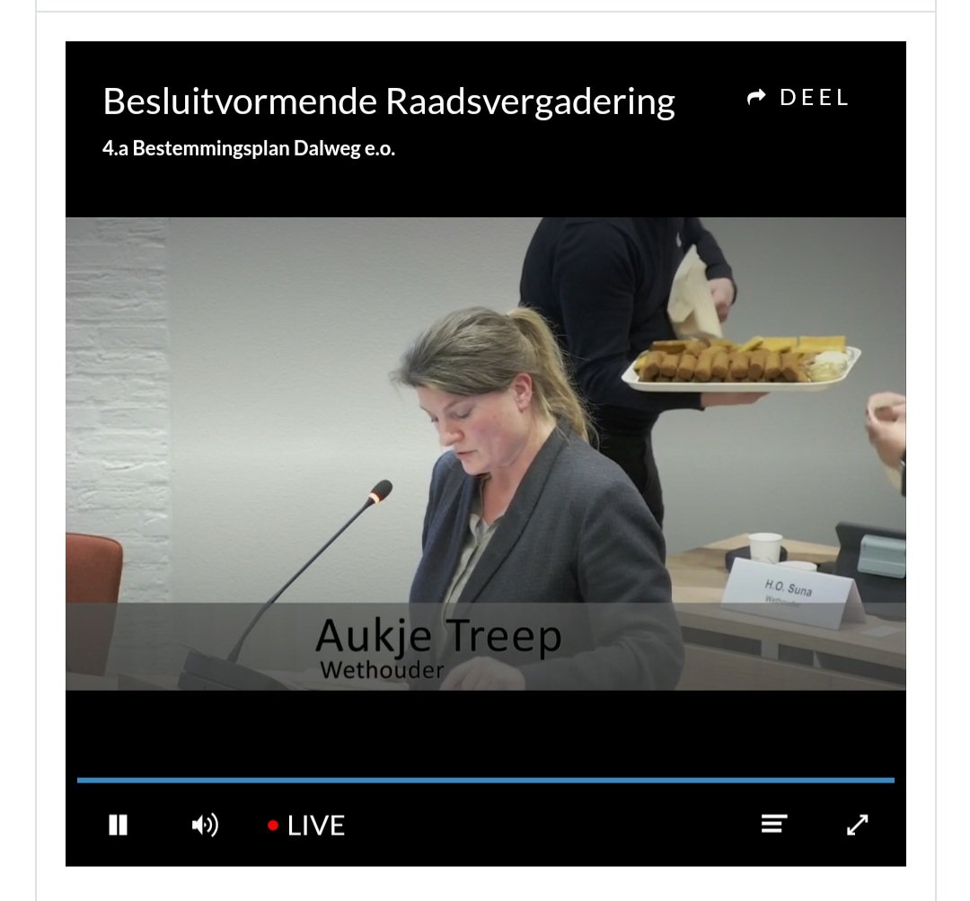 Hèt moment van de <a href="/RaadSoest/">Gemeenteraad van Soest</a> in beeld: de kroketten komen binnen...   #soest