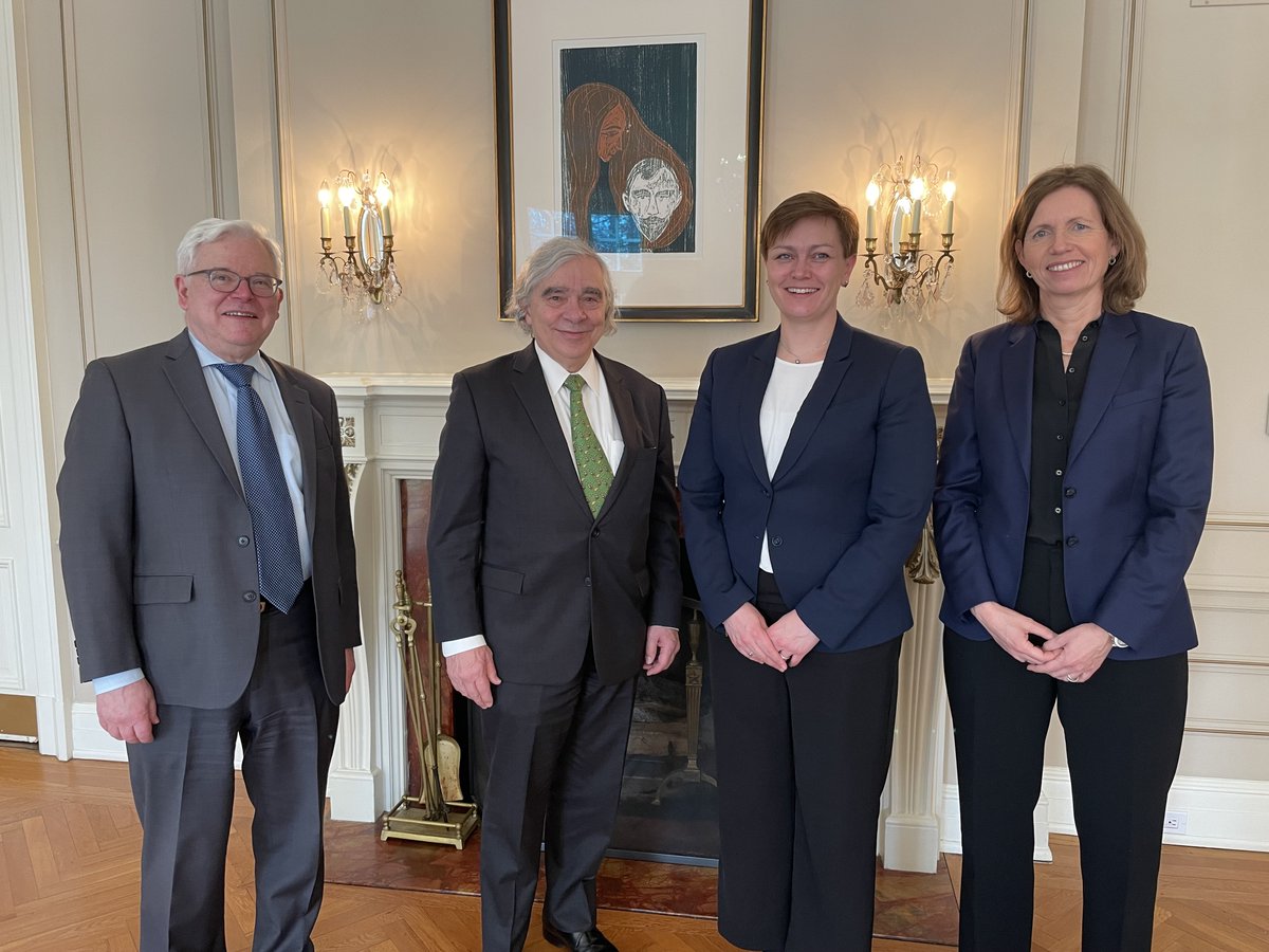 NorwayUS's tweet photo. Amb. Krutnes hosted @EFIForTheFuture, including @ErnestMoniz, for lunch with 🇳🇴 Climate, Industry, and Technology Dept. Director General Kristin Myskja. Over lunch they discussed innovation in the American energy sector and the #greentransition in the U.S., Norway, and the world. https://t.co/Gu4OsqeG74