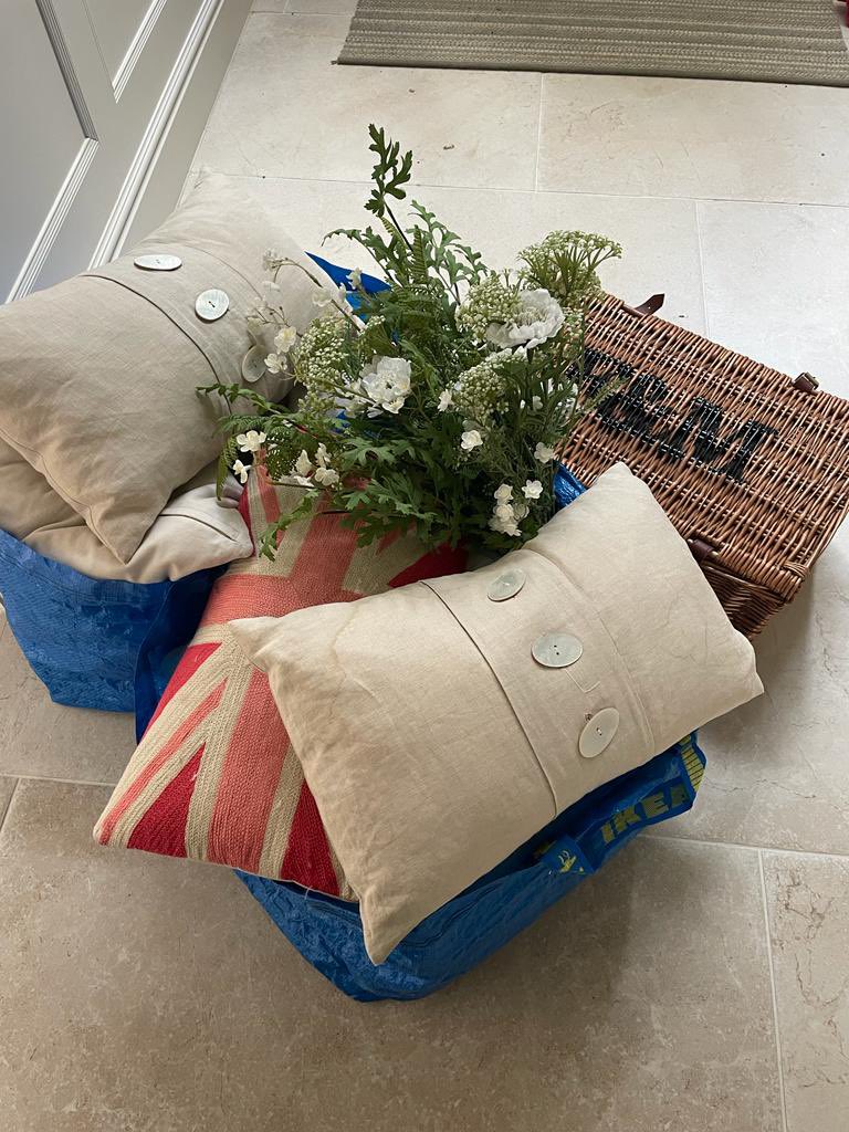 We know the importance of first impressions which is why we work with our clients to ensure each home is shown at its absolute best in our marketing. Lisa is always on hand to help add a little extra sparkle and has a great eye. #homestyle #passionateaboutproperty #TunbridgeWells