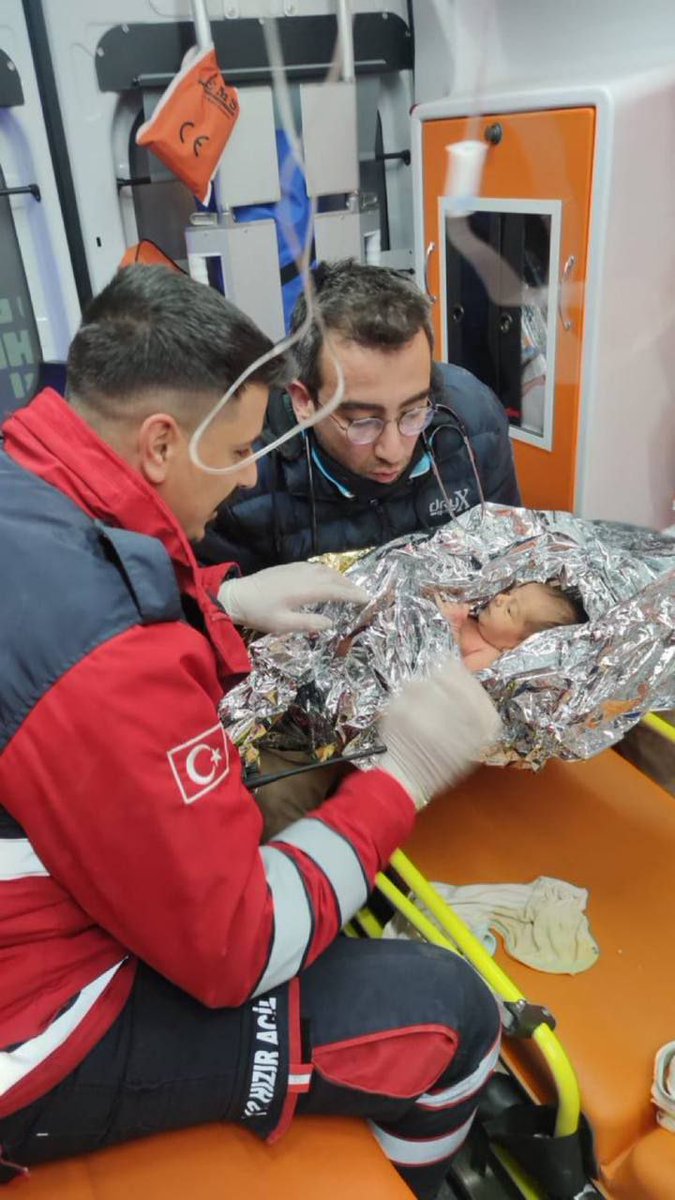 Un bébé de 10 jours, a été sorti des décombres avec sa mère à #Samandağ, #Hatay 90 heures après le tremblement de terre.
#TurkeySyriaEarthquake
#kahramanmarasdepremi #Syria #Turkey #Turkiye