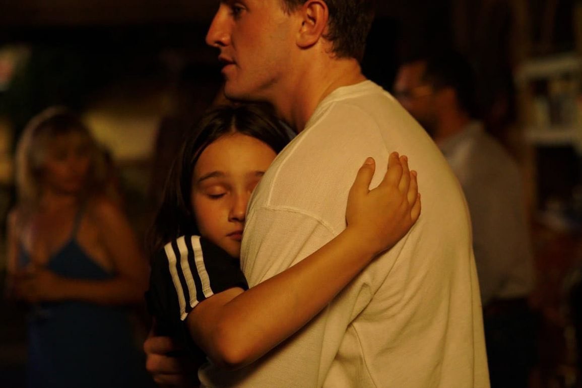 BoulangerMic's tweet photo. Que d’émotions pour ce film ! Une écriture subtile, un père et sa fille, une parfaite harmonie entre l'histoire et la superbe mise en scène, c'est très beau, très touchant ! Le duo fonctionne très bien. Un bijou de réalisation 🥰#Aftersun @cinestleu https://t.co/XWjzfKUWA0