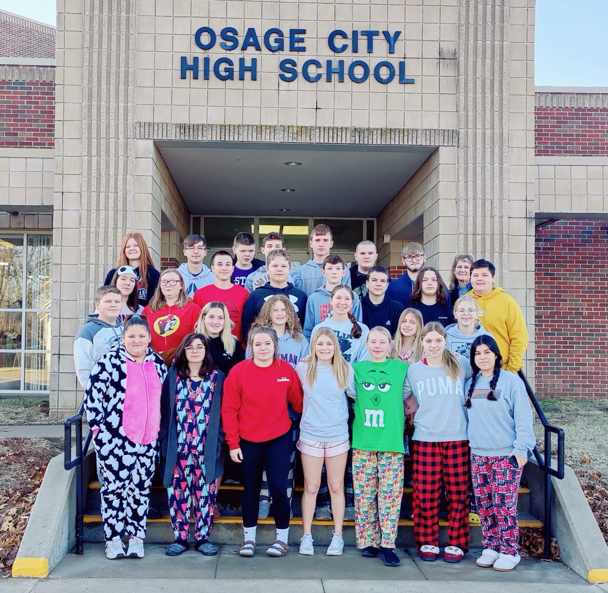 USD420SCHOOLS's tweet photo. Congratulations to OCHS Science teacher Mrs. Henderson and a group of her students for winning the @NASA TechRise Student Challenge. Our students’ won the opportunity to build and fly a payload with World View in May 2023. #NASATechRise https://t.co/18PKM9mWhD https://t.co/jNLr01Fvry