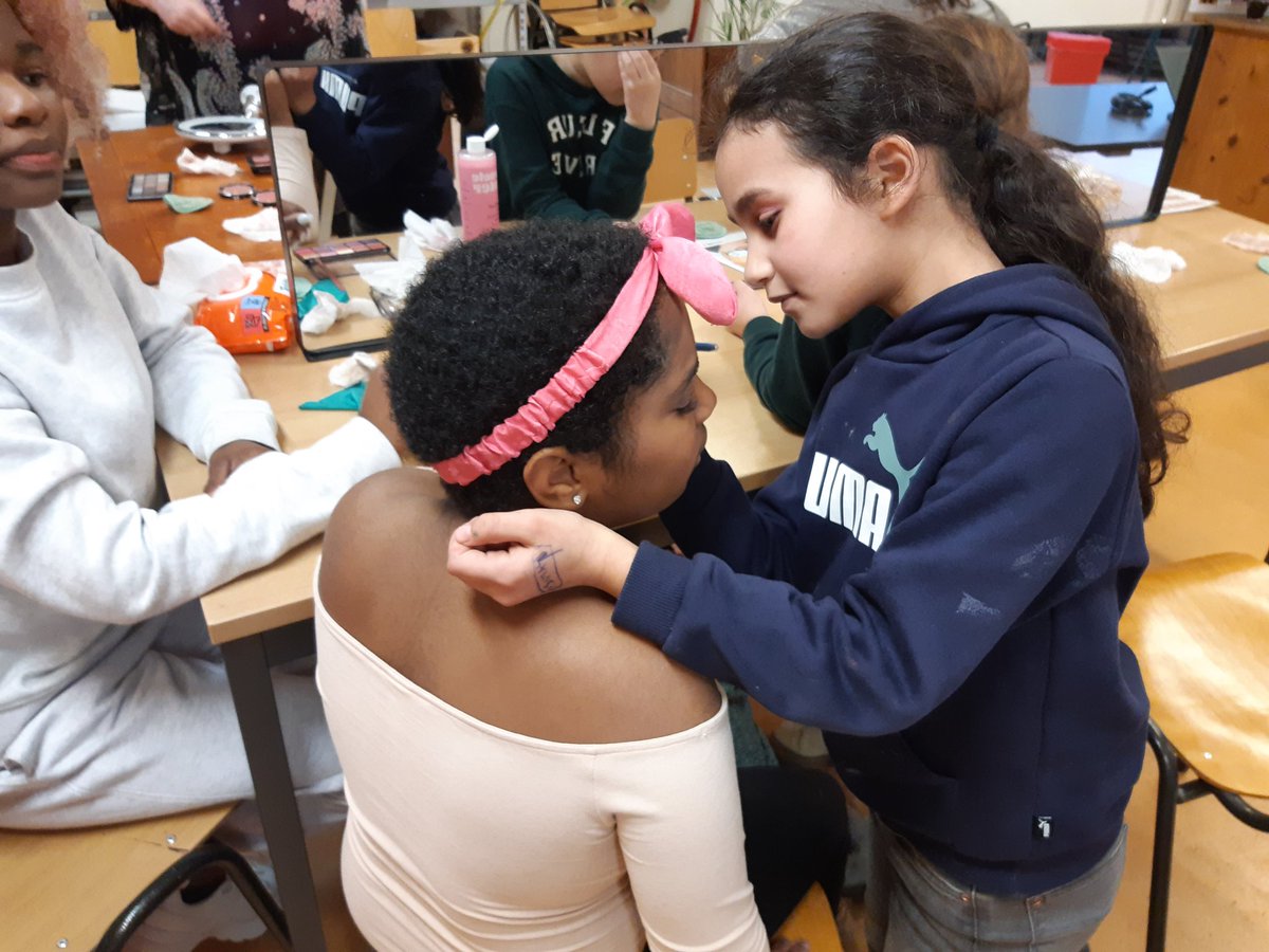 #uiterlijkeverzorging is de beroepensector waar de  TalentenAcademie van Piëzo de kids mee laat kennis maken! En ja er is #talent voor #visagie #grimeren. Super leuk Dimona! Dankjewel voor je gastles.