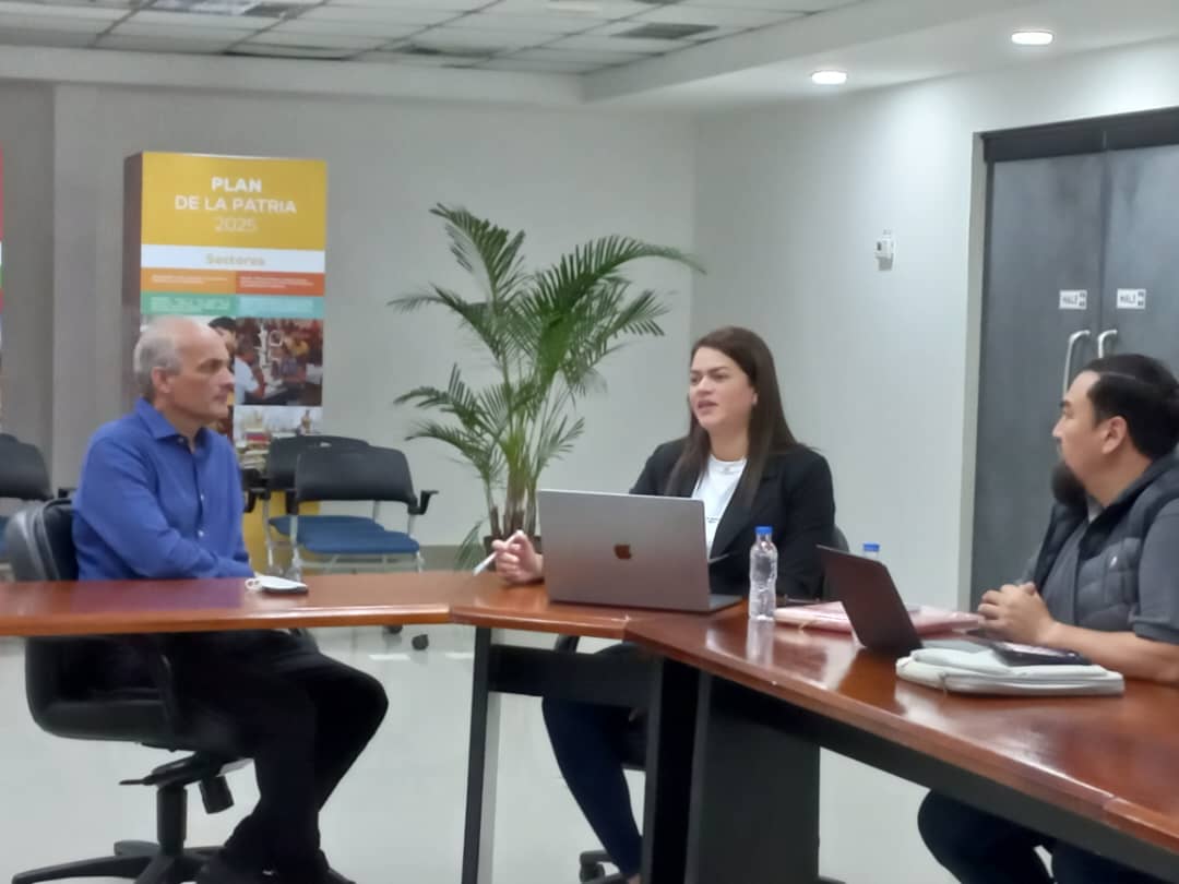#Ahora || El VP Planificación, <a href="/rmenendezp/">Ricardo Menéndez</a>, sostuvo una reunión de trabajo junto a la alcaldesa del mun. Maturin, @AnaFuentes_PSUV, hicieron seguimiento de Planes en Conjunto, Catastro del municipio, Mapa de Soluciones, Sistema Estadístico y Geográfico Nacional.

#IVIC64Años