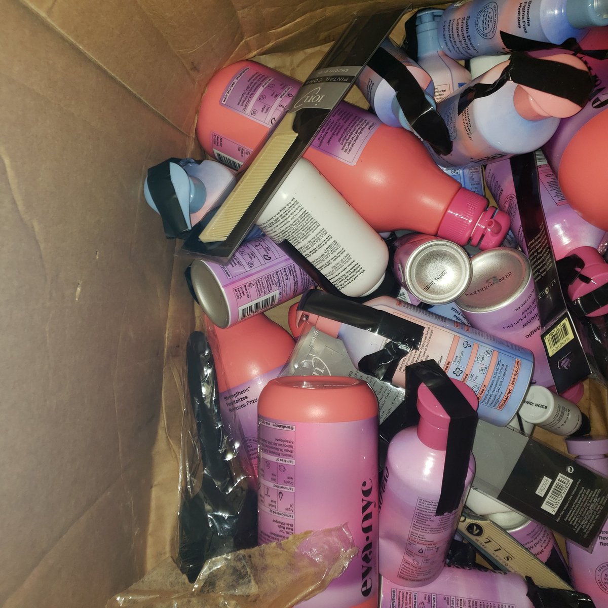 ROBOTICS161's tweet photo. @SallyBeauty i just spent over $500 and this is how you ship my stuff in a damaged box and I have product leaking out the f@!#$%^&amp; box. Very 😡 https://t.co/pVSNtrXe90