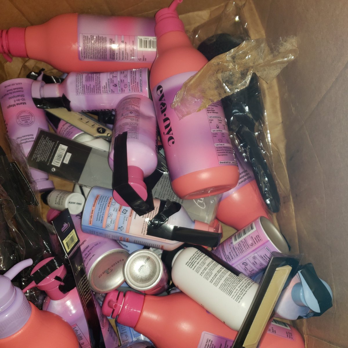 ROBOTICS161's tweet photo. @SallyBeauty i just spent over $500 and this is how you ship my stuff in a damaged box and I have product leaking out the f@!#$%^&amp; box. Very 😡 https://t.co/pVSNtrXe90