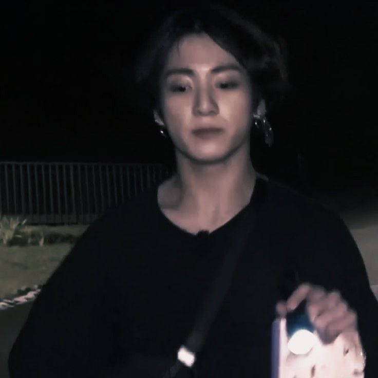 cIosertojm's tweet photo. #taekook au

— и что, ты прямо-таки никогда не думал о смерти? о том, как ты умрешь?

этот короткий разговор запечатлен у чонгука в памяти, словно отпечатан в подкорке, а образ тэхена выгравирован на обратной стороне век. https://t.co/mFdzJ7wgxd