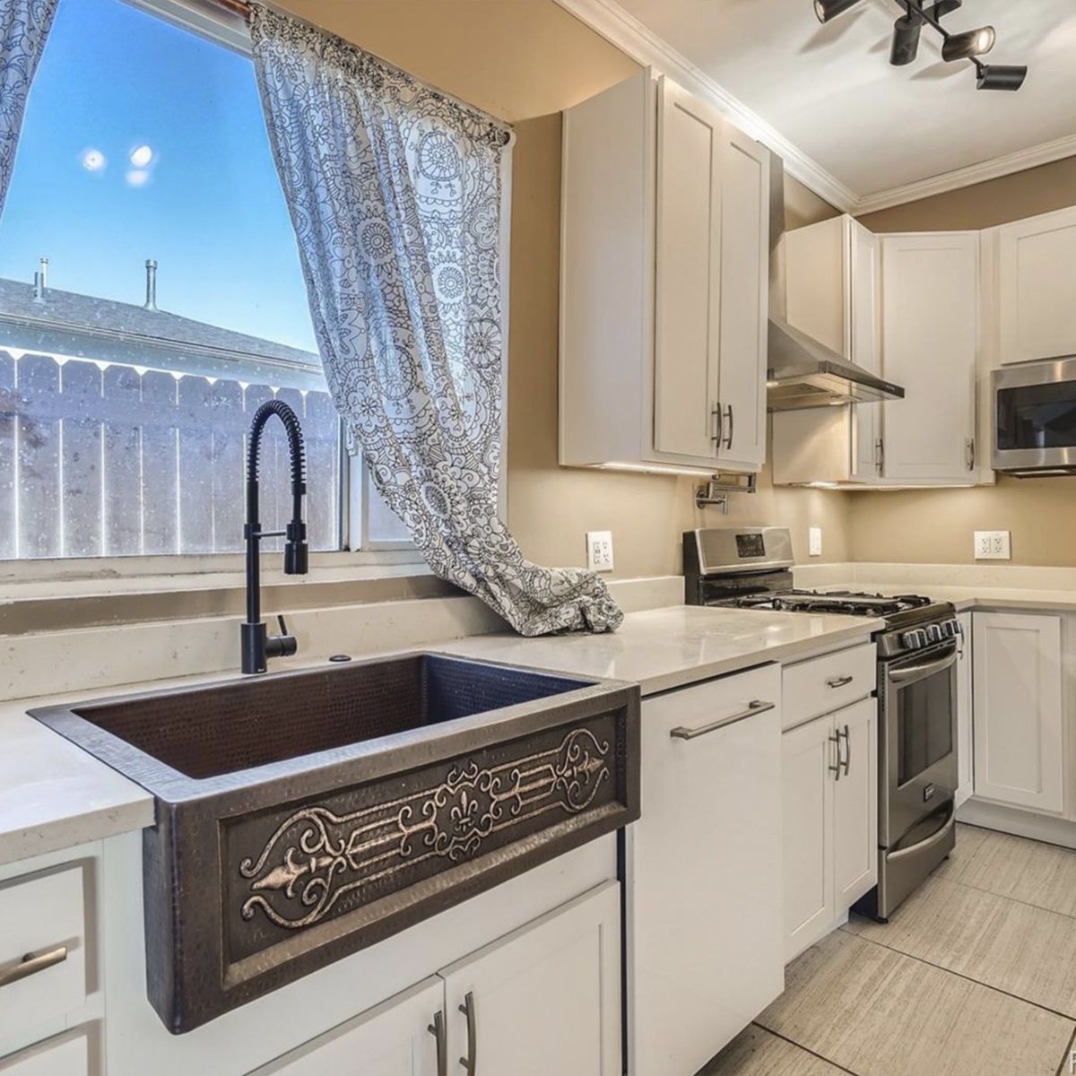 IndicateCapital's tweet photo. Who doesn't love a good "before and after" kitchen remodel? If you’re thinking of fixing/flipping contact us today #indicatecapital #hardmoney #lending #homeremodel #renovation #beforeandafter #houseflipping #coloradorealestate #utahrealestate #realestateinvesting #incomeproperty https://t.co/BQL5FNQZsU