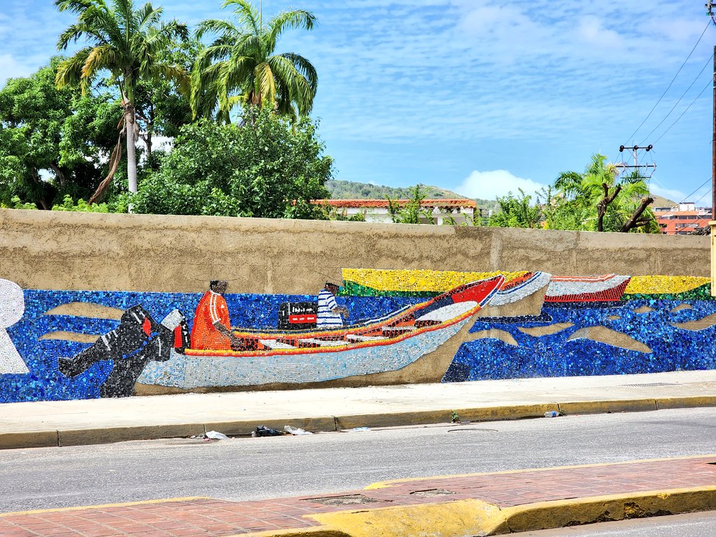 Olivarescfc's tweet photo. Así se ven los pescadores y sus peñeros en el mural de Porlamar.

Estamos trabajando con cerca de 200.000 tapas de botellas en el que será uno de los murales con tapas más grandes del mundo. Está ubicado en la Av 4 de Mayo. https://t.co/TzpG0AFMi8