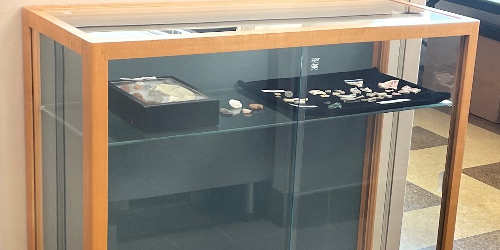 MarylandDOT's tweet photo. At MDOT’s #BlackHistoryMonth event, Dr. Julie Schablitsky, chief of cultural resources, discussed the new archaeology lab at HQ & recent discoveries, such as the home of Harriet Tubman’s father, Ben Ross. Initially, she said it was like “finding a needle in a haystack.” #MDOTdigs https://t.co/9kP3kwQqJX