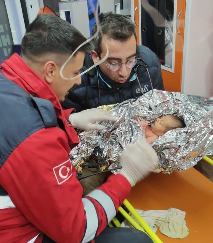 Yağız Ulaş bebek sadece 10 günlük. depremden 90 saat sonra bir mucize daha gerçekleşti...
 Hatay samandağ ' da annesi ile birlikte enkazdan çıkarıldığının bilgisine ulaşıldı.