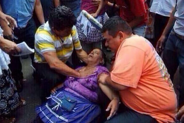 DealinRugs's tweet photo. The government: “stop using Fabuloso, they contain bacteria”

Latina moms: https://t.co/OgkzM6LYWN