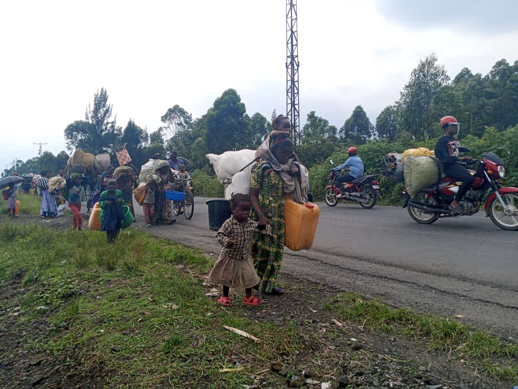 JWibika's tweet photo. Ce Jeudi 9/2/2023, des milliers de personnes fuient le combat du M23 dans les collines près de Sake, une cité près 27km de Goma. Ils se dirigent  dans le camp de Bulengo. Ns avons érigé un point d'écoute pour leur faciliter l'installation. Ils ont besoin de votre assistance. https://t.co/9nDByPiJiX