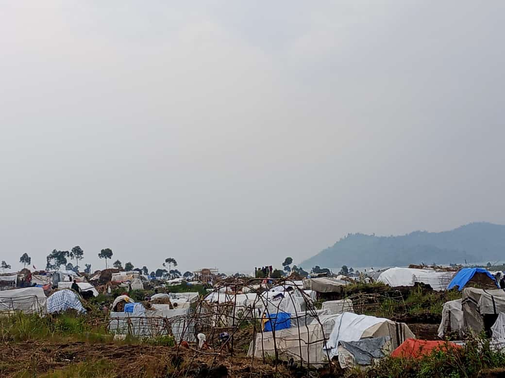 JWibika's tweet photo. Ce Jeudi 9/2/2023, des milliers de personnes fuient le combat du M23 dans les collines près de Sake, une cité près 27km de Goma. Ils se dirigent  dans le camp de Bulengo. Ns avons érigé un point d'écoute pour leur faciliter l'installation. Ils ont besoin de votre assistance. https://t.co/9nDByPiJiX
