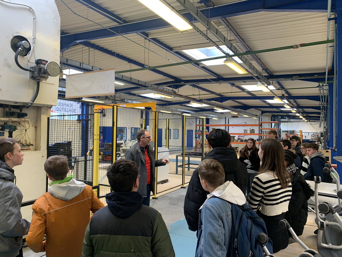 Les élèves de 3e ont pu visiter le lycée Guehenno de Flers. Ils ont assisté à la présentation d’expériences de physique👨‍🔬, échanger avec des élèves de 2nd, découvrir les différents ateliers des sections professionnelles👨🏽‍🔧 et manger au self ☺️. Une matinée riche en découvertes.