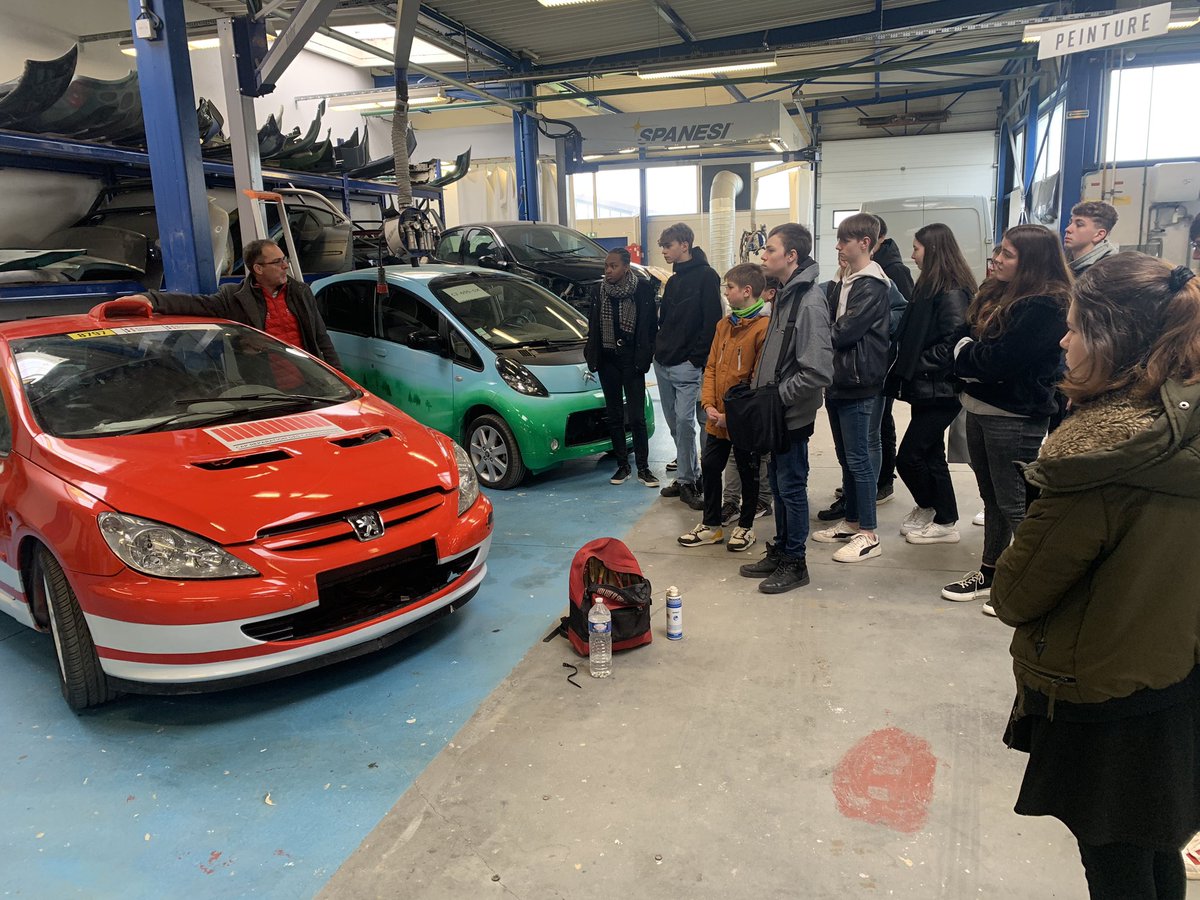 ClgLeandre's tweet photo. Les élèves de 3e ont pu visiter le lycée Guehenno de Flers. Ils ont assisté à la présentation d’expériences de physique👨‍🔬, échanger avec des élèves de 2nd, découvrir les différents ateliers des sections professionnelles👨🏽‍🔧 et manger au self ☺️. Une matinée riche en découvertes. https://t.co/q9r6uccHQK
