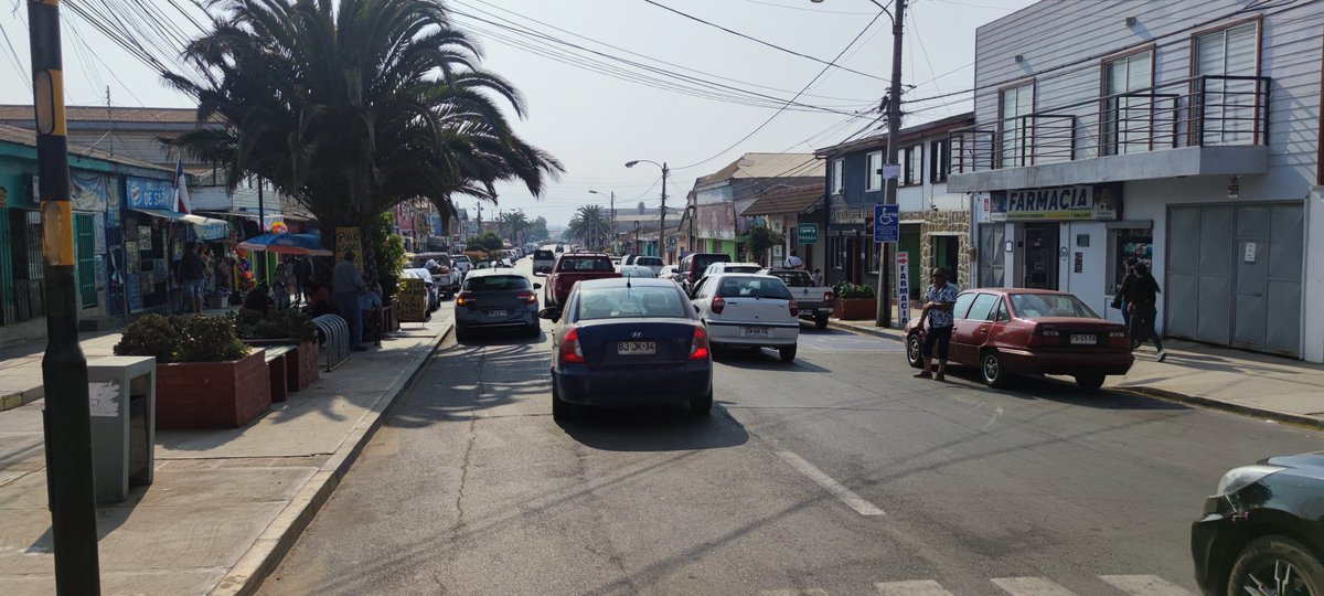 calarconar's tweet photo. @MunicipLosVilos ¿Cómo es posible un cobro de estacionamiento tan informal en Av. Caupolicán,? No entregan boleta, supuestamente lo recaudado es para bomberos... No hay señalética oficial... El que cobra con suerte un chaleco reflectante...Que es esto... Espero respuestas... https://t.co/V5GSewpBSt