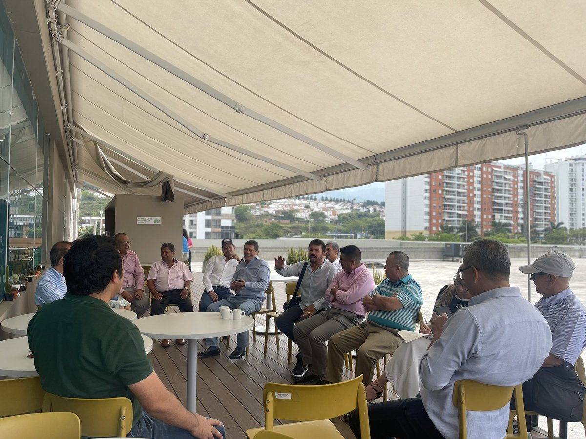 AreaMetroBga's tweet photo. #PoderAmarillo 🚖 | Seguimos trabajando de la mano con el gremio de taxistas para fortalecer el transporte público individual. 

Con servicio y legalidad saldremos adelante 👍🏻 🚕 https://t.co/te065uIgyj