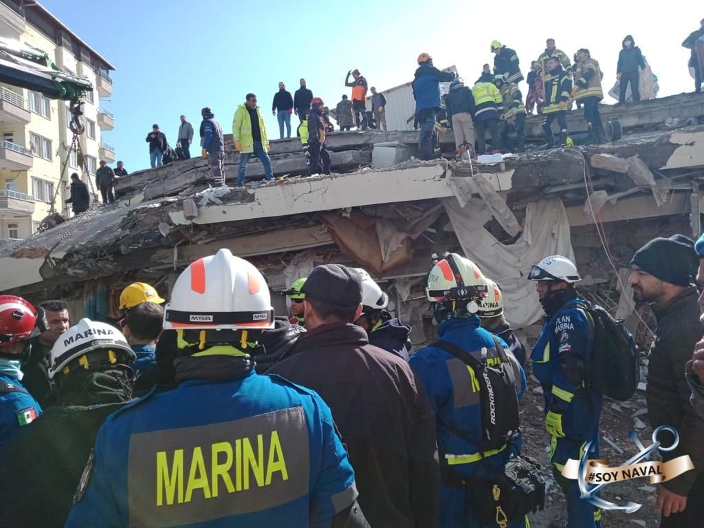 SEMAR_mx's tweet photo. #AlMomento el equipo de #USARMarina del Grupo de rescate #Frida continúa con labores de Búsqueda y Rescate en auxilio a la población civil en #Turquía.
¡Todo por la vida!
#OrgulloSEMAR https://t.co/nnbIMSdT17
