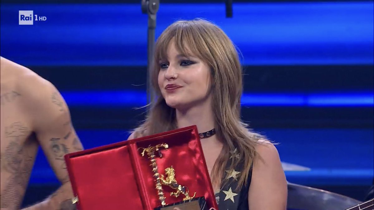 stressedfra's tweet photo. tweet di apprezzamento per la f pesantissima di Victoria De Angelis

 #Maneskin #Sanremo2023 #FestivalDiSanremo2023 #festivaldisanremo https://t.co/sWHjDyQwGV