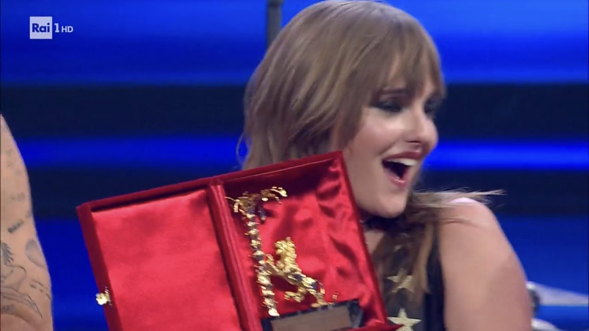 stressedfra's tweet photo. tweet di apprezzamento per la f pesantissima di Victoria De Angelis

 #Maneskin #Sanremo2023 #FestivalDiSanremo2023 #festivaldisanremo https://t.co/sWHjDyQwGV