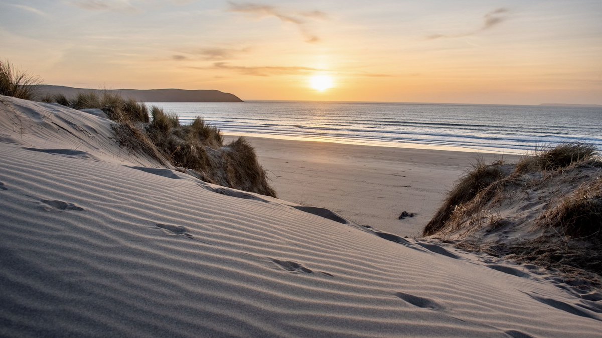 mcsparkyj's tweet photo. #woolacombe sunset this evening from the dunes, with some doggie paw prints π
πΎ πΎ πΎ π
#norhdevon https://t.co/MU0RGJ3etF