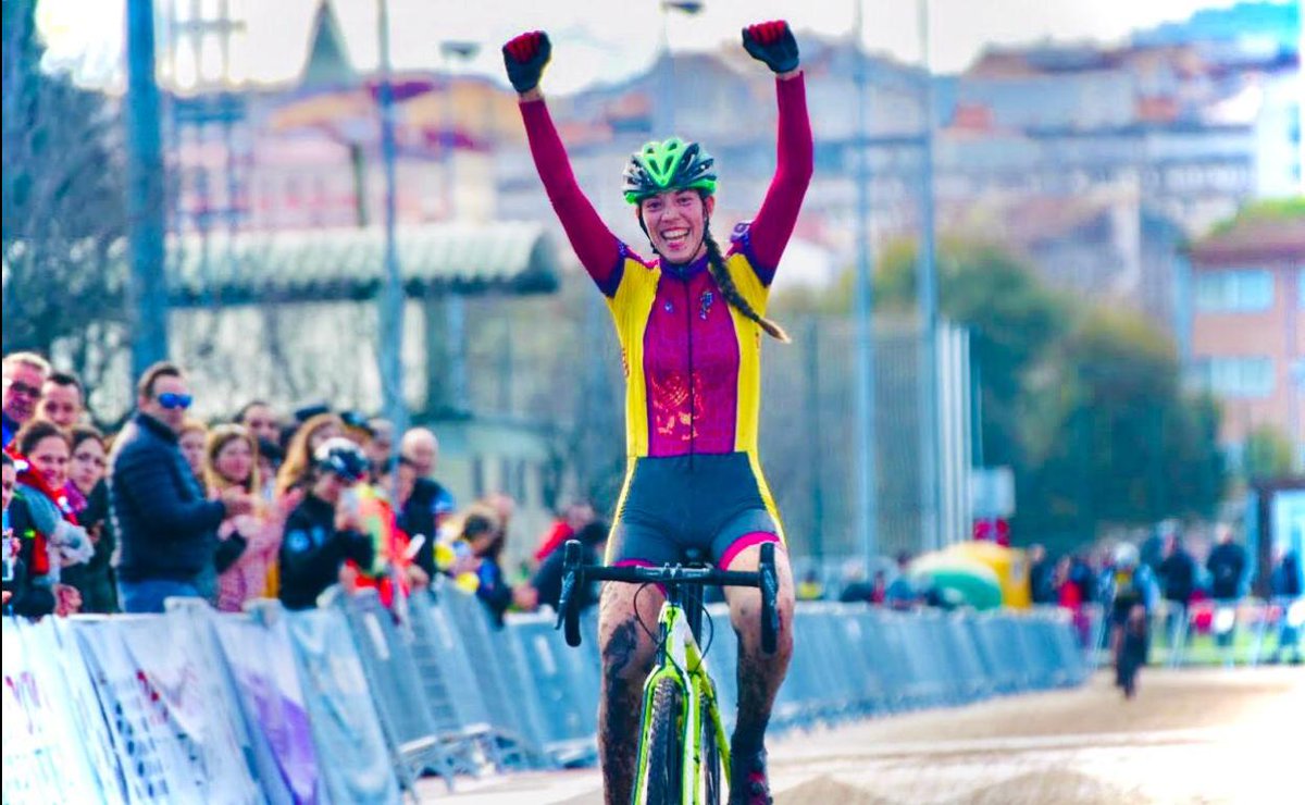 EsenciaCiclista's tweet photo. 🖤 La ciclista vallisoletana, Estela Domínguez, ha fallecido en un accidente de tráfico en Salamanca

Con tan solo 19 años, hija de Juan Carlos Domínguez, acababa de disputar el Mundial de Ciclocross y tras ser una de las mejores junior de España

DEP https://t.co/pazFwIr1ng
