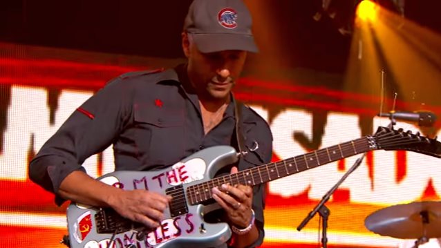 postarello's tweet photo. Eppure la chitarra di #TomMorello me la ricordavo diversa

(è tutto finito Tom, è tutto finito, resisti)
#Sanreno2023 #Maneskin https://t.co/mdRwpJxsUo