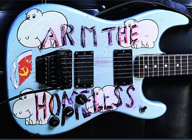 postarello's tweet photo. Eppure la chitarra di #TomMorello me la ricordavo diversa

(è tutto finito Tom, è tutto finito, resisti)
#Sanreno2023 #Maneskin https://t.co/mdRwpJxsUo