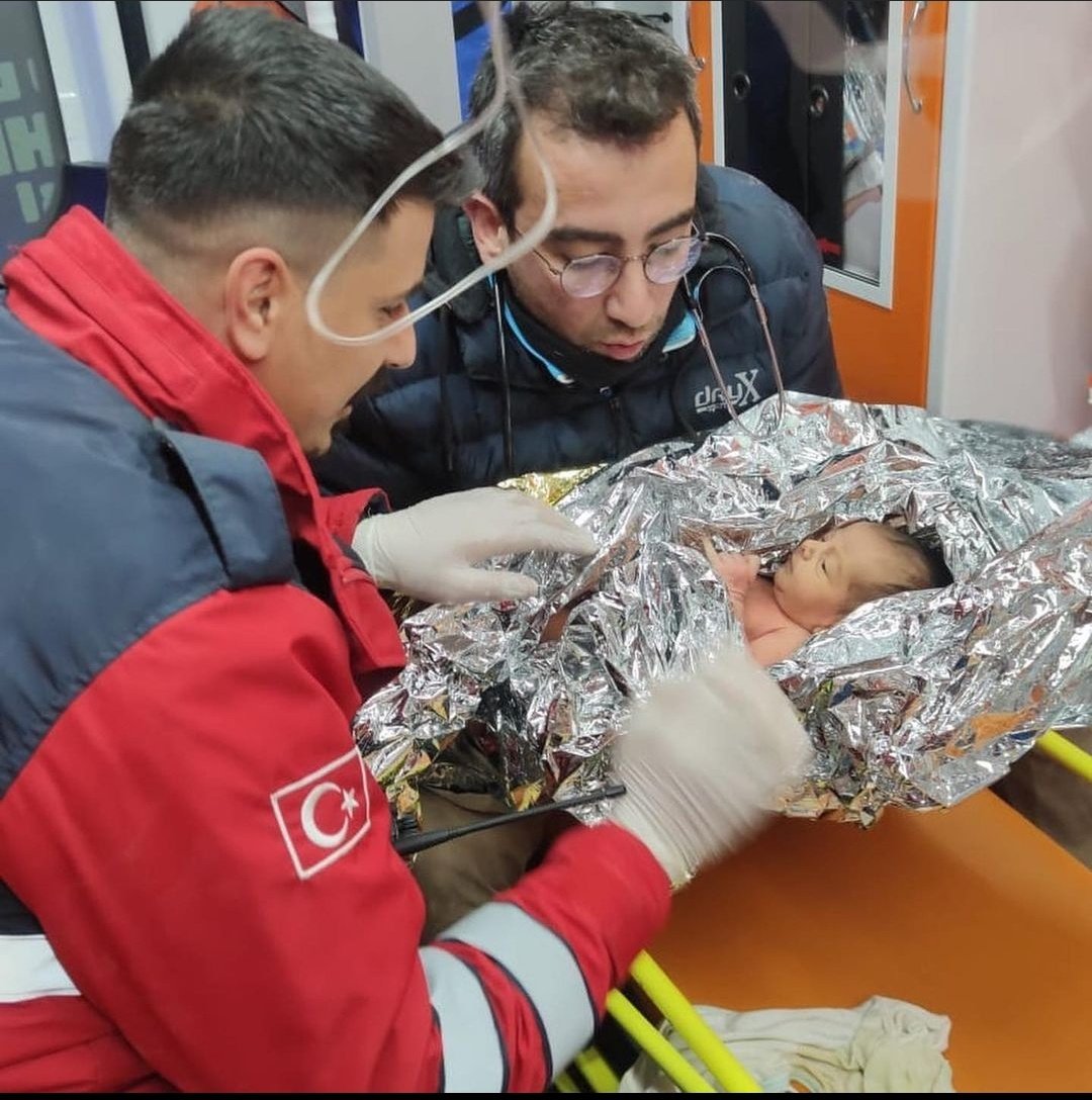 EBRU18_05_94's tweet photo. Otro angelito de tan solo 10 días, rescatado 90 horas después bajo los escombros junto a su madre, en la ciudad de Hatay 🙏
#deprem https://t.co/Fzhec7PDyJ