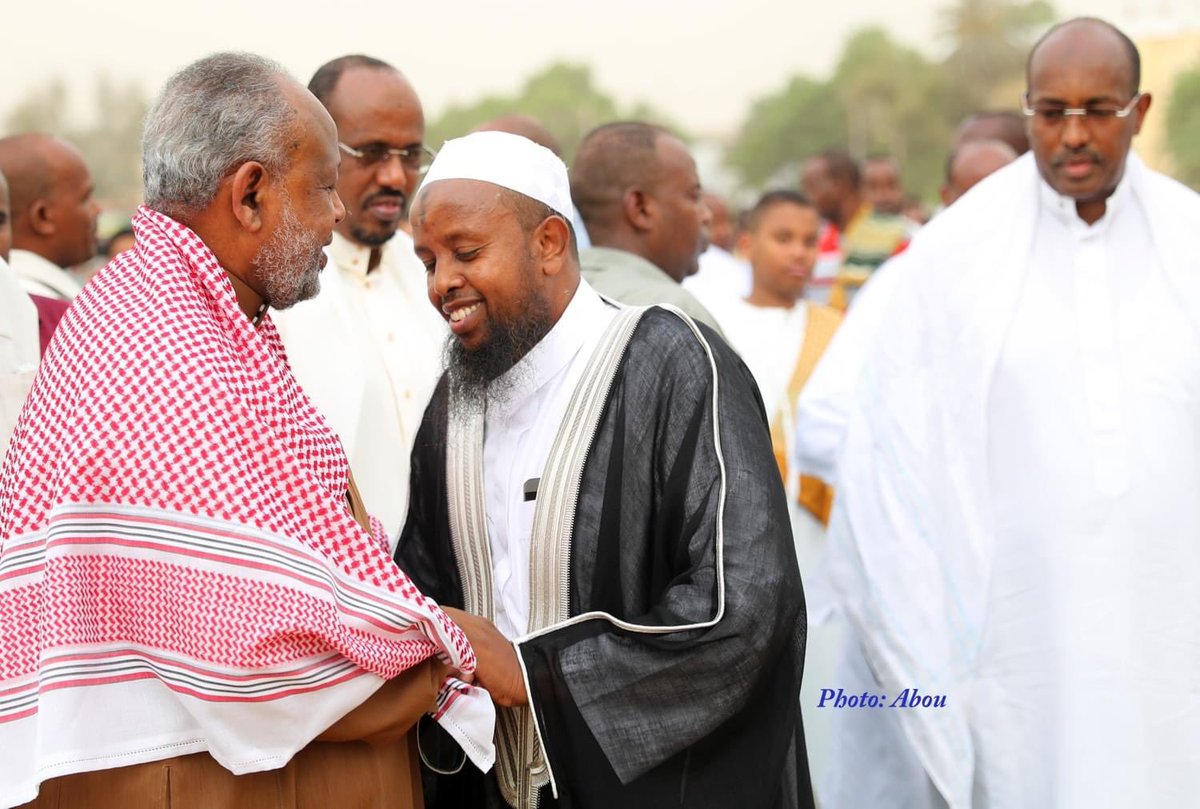 Samataroy's tweet photo. #Jabuuti #Gabuutih
#جيبوتي #Djibouti

Toloow #Osoble tuugaan uu sheegay ee masajidka ku jira xoolihii dadkana dhacay kuna duceysto Illahow wax kursiga igu qabsada hakeenin ma @IsmailOguelleh #IOG 🤔 https://t.co/WVqABUq4bD