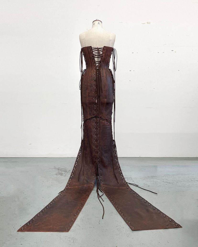 LAVIDAPRADA's tweet photo. the sketch and final dress worn by dojacat by knwls, the most complex dress designed and created by the brand composed of distressed leather, laced corset, 1000 eyelets and 250 dome studs. it took over 100 hours to be made. https://t.co/SVeYYjUcOE