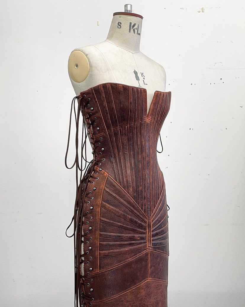 LAVIDAPRADA's tweet photo. the sketch and final dress worn by dojacat by knwls, the most complex dress designed and created by the brand composed of distressed leather, laced corset, 1000 eyelets and 250 dome studs. it took over 100 hours to be made. https://t.co/SVeYYjUcOE