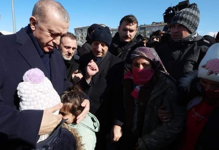BakshLuni's tweet photo. ترک صدر رجب طیب اردوغان نے اپنے تمام اثاثے فروخت کر کے زلزلہ متاثرین کو دینےکا اعلان کر دیا ۔
اور پاکستان میں سیلاب متاثرین کا پیسہ حکمران ہڑپ کر گئے- https://t.co/0H1M5dEoOp