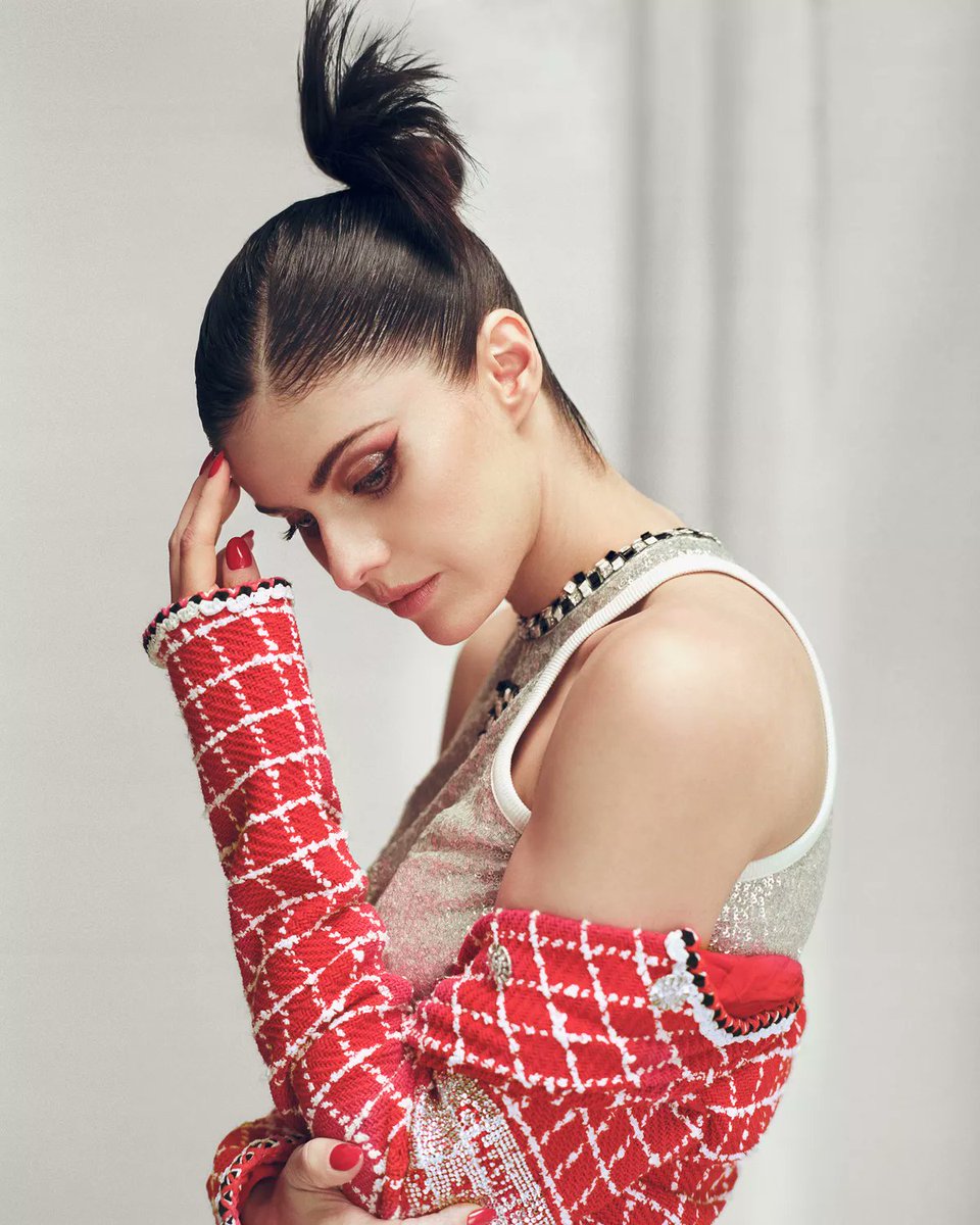 SneakPeek on Twitter "RT SNEAKPEEKCA SNEAK PEEK "The White Lotus" Alexandra Daddario