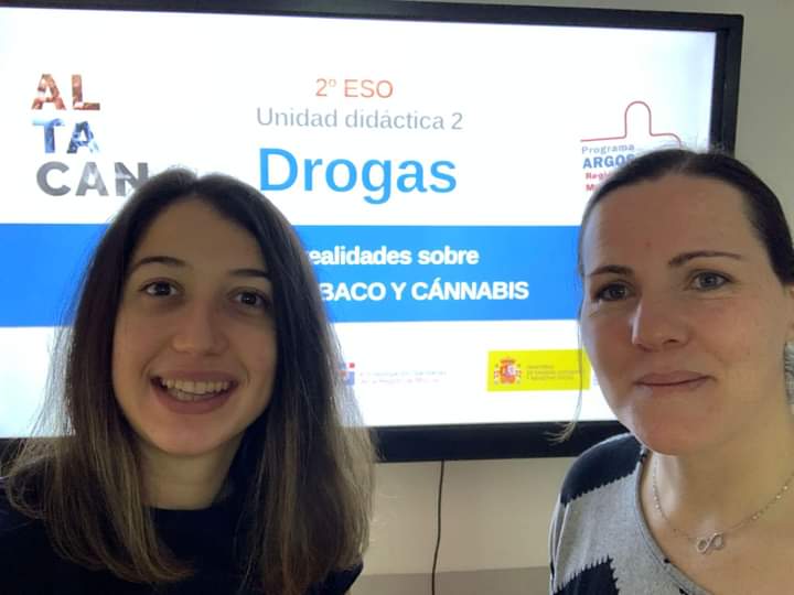 CCalasparra's tweet photo. Y mientras nuestra enfermera escolar, Marisa Garcia y nuestra residente de enfermería Rosa Maria impartiendo el taller de Altacan, dentro del programa Argos, en el instituto @murcia_salud @manoli79 @Remedios82 https://t.co/F9dafkmDl9
